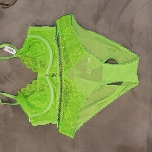NWT Lace Underwire Bra and Panty Set - Green